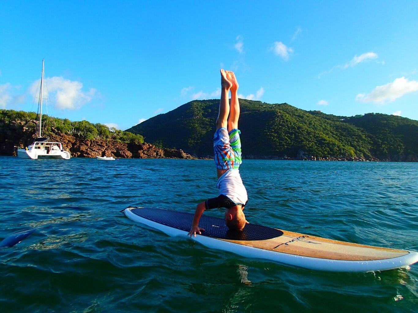 Paddleboard headstand