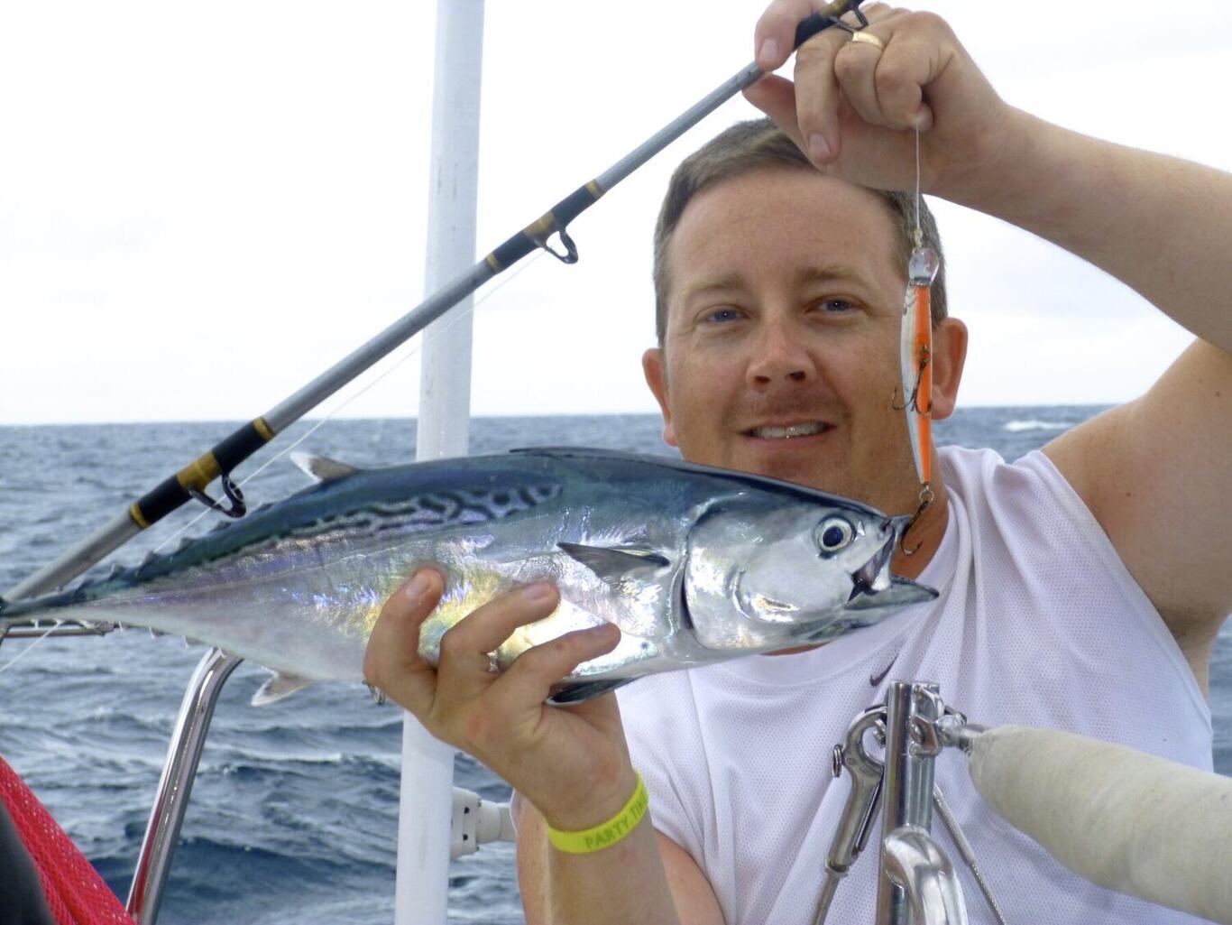 Guest offshore fishing for tuna